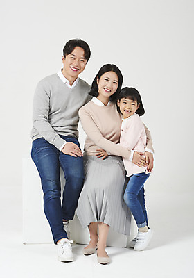 포토 JPG 스튜디오촬영 전신 여자 남자 딸 행복 어린이 가족 엄마 실내 서기 미소 누끼 앉기 소녀 성인 앞모습 옆모습 캐주얼 세명 30대 화목 한국인 가족라이프 아빠 핵가족 즐거움 흰배경 국내포토 라이프스타일 옷 감정 뷰포인트 백그라운드 컨셉 관계 모션 표정 사람 동양인 내부 장년 흰색 파일형식