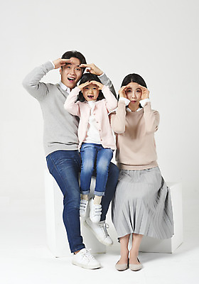 포토 JPG 스튜디오촬영 전신 응시 여자 남자 딸 행복 어린이 가족 엄마 실내 누끼 앉기 손짓 소녀 성인 앞모습 캐주얼 세명 30대 화목 한국인 가족라이프 아빠 핵가족 즐거움 흰배경 찾기 국내포토 라이프스타일 시선 옷 감정 뷰포인트 백그라운드 컨셉 관계 모션 사람 동양인 내부 장년 흰색 파일형식