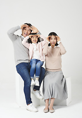 포토 JPG 스튜디오촬영 전신 응시 여자 남자 딸 행복 어린이 가족 엄마 실내 누끼 앉기 손짓 소녀 성인 앞모습 캐주얼 세명 30대 화목 한국인 가족라이프 아빠 핵가족 즐거움 흰배경 찾기 국내포토 라이프스타일 시선 옷 감정 뷰포인트 백그라운드 컨셉 관계 모션 사람 동양인 내부 장년 흰색 파일형식