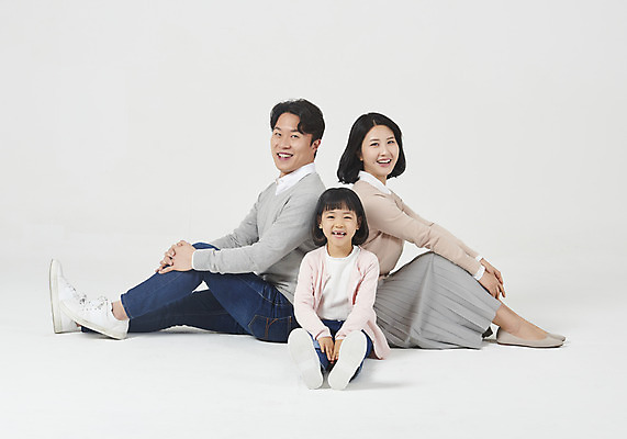 포토 JPG 스튜디오촬영 전신 여자 남자 딸 행복 어린이 가족 엄마 실내 미소 누끼 앉기 소녀 성인 앞모습 옆모습 캐주얼 세명 30대 화목 한국인 등맞대기 가족라이프 아빠 핵가족 즐거움 흰배경 국내포토 라이프스타일 옷 감정 뷰포인트 백그라운드 컨셉 관계 모션 표정 사람 동양인 내부 장년 흰색 파일형식