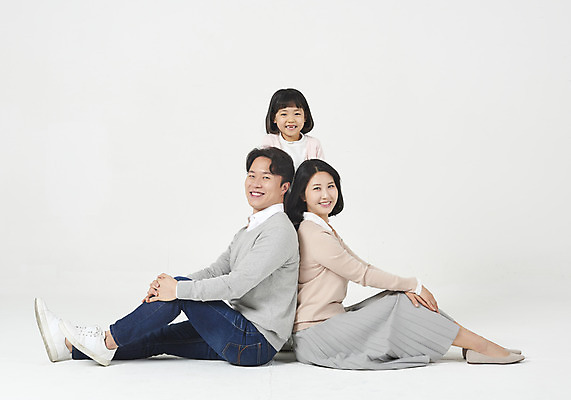 포토 JPG 스튜디오촬영 전신 여자 남자 딸 행복 어린이 가족 엄마 실내 서기 미소 누끼 앉기 소녀 성인 앞모습 옆모습 캐주얼 세명 30대 화목 한국인 등맞대기 가족라이프 아빠 핵가족 즐거움 흰배경 국내포토 라이프스타일 옷 감정 뷰포인트 백그라운드 컨셉 관계 모션 표정 사람 동양인 내부 장년 흰색 파일형식