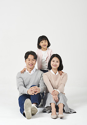 포토 JPG 스튜디오촬영 전신 여자 남자 딸 행복 어린이 가족 엄마 실내 미소 누끼 앉기 소녀 성인 앞모습 캐주얼 세명 30대 화목 한국인 가족라이프 아빠 핵가족 즐거움 흰배경 어깨에손 국내포토 라이프스타일 옷 감정 뷰포인트 백그라운드 컨셉 관계 모션 표정 사람 동양인 내부 장년 흰색 파일형식