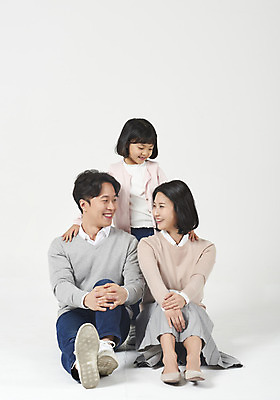 포토 JPG 스튜디오촬영 전신 여자 남자 딸 행복 어린이 가족 엄마 실내 미소 누끼 앉기 소녀 성인 앞모습 캐주얼 세명 30대 마주보기 화목 한국인 가족라이프 아빠 핵가족 즐거움 흰배경 어깨에손 국내포토 라이프스타일 옷 감정 뷰포인트 백그라운드 컨셉 관계 모션 표정 사람 동양인 내부 장년 흰색 파일형식