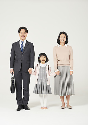 포토 JPG 스튜디오촬영 전신 여자 남자 딸 행복 어린이 가족 엄마 실내 서기 누끼 정장 소녀 성인 앞모습 캐주얼 세명 30대 손잡기 화목 한국인 가족라이프 비즈니스맨 아빠 핵가족 즐거움 흰배경 등교 체크원피스 국내포토 라이프스타일 옷 원피스 감정 뷰포인트 백그라운드 컨셉 비즈니스 관계 모션 사람 동양인 내부 장년 흰색 직장인 등하교 파일형식