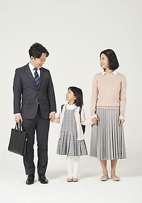 포토 JPG 스튜디오촬영 전신 여자 남자 딸 행복 어린이 가족 엄마 실내 서기 누끼 정장 소녀 성인 앞모습 캐주얼 세명 30대 마주보기 손잡기 화목 한국인 가족라이프 비즈니스맨 아빠 핵가족 즐거움 흰배경 등교 체크원피스 국내포토 라이프스타일 옷 원피스 감정 뷰포인트 백그라운드 컨셉 비즈니스 관계 모션 사람 동양인 내부 장년 흰색 직장인 등하교 파일형식