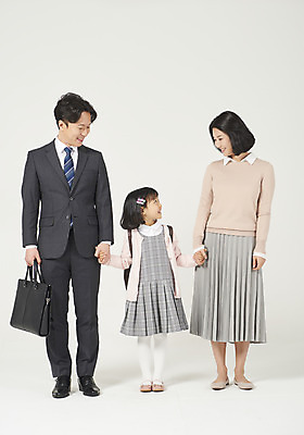 포토 JPG 스튜디오촬영 전신 여자 남자 딸 행복 어린이 가족 엄마 실내 서기 누끼 정장 소녀 성인 앞모습 캐주얼 세명 30대 마주보기 손잡기 화목 한국인 가족라이프 비즈니스맨 아빠 핵가족 즐거움 흰배경 등교 체크원피스 국내포토 라이프스타일 옷 원피스 감정 뷰포인트 백그라운드 컨셉 비즈니스 관계 모션 사람 동양인 내부 장년 흰색 직장인 등하교 파일형식