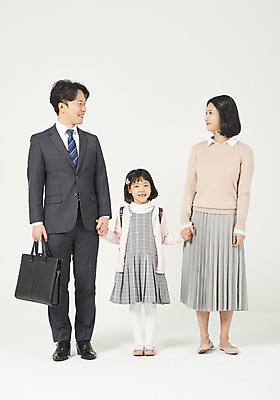 포토 JPG 스튜디오촬영 전신 여자 남자 딸 행복 어린이 가족 엄마 실내 서기 누끼 정장 소녀 성인 앞모습 캐주얼 세명 30대 마주보기 손잡기 화목 한국인 가족라이프 비즈니스맨 아빠 핵가족 즐거움 흰배경 등교 체크원피스 국내포토 라이프스타일 옷 원피스 감정 뷰포인트 백그라운드 컨셉 비즈니스 관계 모션 사람 동양인 내부 장년 흰색 직장인 등하교 파일형식