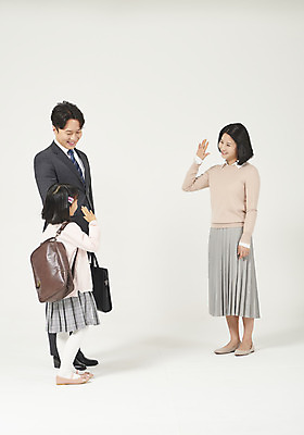 포토 JPG 스튜디오촬영 전신 여자 남자 딸 행복 어린이 가족 엄마 실내 서기 누끼 정장 소녀 성인 옆모습 캐주얼 세명 30대 화목 한국인 가족라이프 비즈니스맨 아빠 핵가족 즐거움 흰배경 등교 손인사 체크원피스 국내포토 라이프스타일 옷 원피스 감정 뷰포인트 백그라운드 컨셉 비즈니스 관계 모션 사람 동양인 내부 장년 흰색 인사 직장인 등하교 파일형식