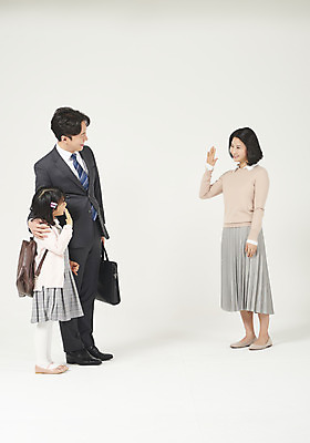 포토 JPG 스튜디오촬영 전신 여자 남자 딸 행복 어린이 가족 엄마 실내 서기 누끼 정장 소녀 성인 옆모습 캐주얼 세명 30대 화목 한국인 가족라이프 비즈니스맨 아빠 핵가족 즐거움 흰배경 등교 손인사 체크원피스 국내포토 라이프스타일 옷 원피스 감정 뷰포인트 백그라운드 컨셉 비즈니스 관계 모션 사람 동양인 내부 장년 흰색 인사 직장인 등하교 파일형식