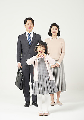 포토 JPG 스튜디오촬영 전신 여자 남자 딸 행복 어린이 가족 엄마 실내 서기 미소 누끼 정장 소녀 성인 앞모습 캐주얼 세명 30대 화목 한국인 가족라이프 비즈니스맨 아빠 핵가족 즐거움 흰배경 등교 손하트 체크원피스 국내포토 라이프스타일 옷 원피스 감정 뷰포인트 백그라운드 컨셉 비즈니스 관계 모션 표정 사람 동양인 손짓 내부 장년 흰색 직장인 등하교 파일형식