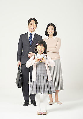 포토 JPG 스튜디오촬영 전신 여자 남자 딸 행복 어린이 가족 엄마 실내 서기 미소 누끼 정장 소녀 성인 앞모습 캐주얼 세명 30대 화목 한국인 가족라이프 비즈니스맨 아빠 핵가족 즐거움 흰배경 등교 손하트 체크원피스 국내포토 라이프스타일 옷 원피스 감정 뷰포인트 백그라운드 컨셉 비즈니스 관계 모션 표정 사람 동양인 손짓 내부 장년 흰색 직장인 등하교 파일형식