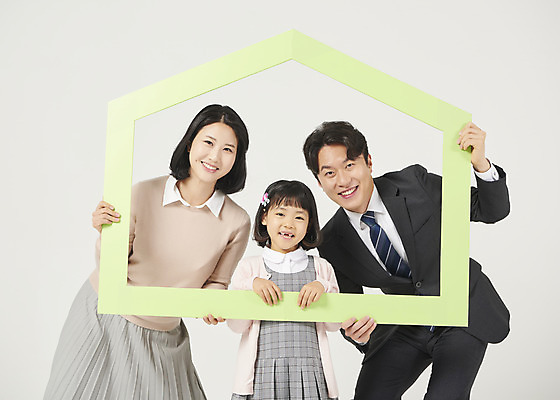 포토 JPG 스튜디오촬영 여자 남자 딸 행복 어린이 가족 엄마 부동산 실내 액자틀 서기 들기 누끼 정장 소녀 상반신 성인 앞모습 캐주얼 세명 30대 화목 한국인 가족라이프 아빠 핵가족 즐거움 흰배경 체크원피스 집모양 국내포토 모양 라이프스타일 옷 원피스 감정 뷰포인트 액자 백그라운드 컨셉 관계 모션 틀 사람 동양인 내부 장년 흰색 재산 파일형식