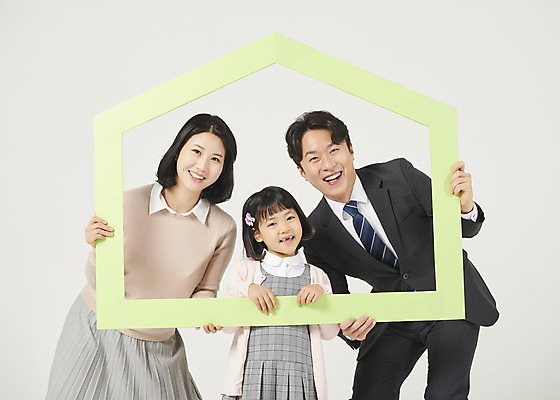 포토 JPG 스튜디오촬영 여자 남자 딸 행복 어린이 가족 엄마 부동산 실내 액자틀 서기 들기 누끼 정장 소녀 상반신 성인 앞모습 캐주얼 세명 30대 화목 한국인 가족라이프 아빠 핵가족 즐거움 흰배경 체크원피스 집모양 국내포토 모양 라이프스타일 옷 원피스 감정 뷰포인트 액자 백그라운드 컨셉 관계 모션 틀 사람 동양인 내부 장년 흰색 재산 파일형식