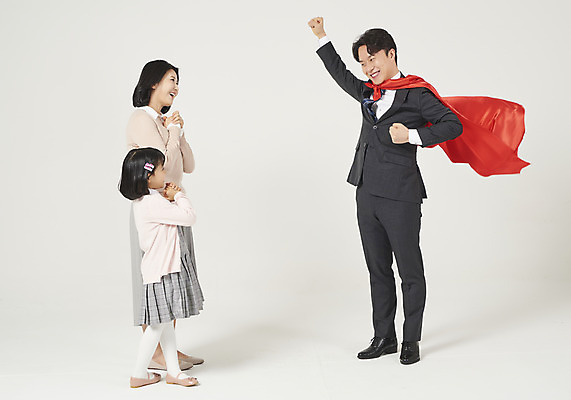 포토 JPG 스튜디오촬영 전신 여자 남자 딸 행복 어린이 가족 엄마 실내 서기 누끼 정장 소녀 성인 옆모습 캐주얼 세명 30대 화목 한국인 가족라이프 비즈니스맨 아빠 망토 핵가족 즐거움 흰배경 슈퍼맨 슈퍼맨포즈 체크원피스 국내포토 라이프스타일 옷 원피스 감정 뷰포인트 포즈 백그라운드 컨셉 비즈니스 관계 모션 사람 동양인 내부 장년 흰색 직장인 영웅 파일형식