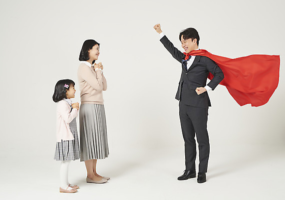 포토 JPG 스튜디오촬영 전신 여자 남자 딸 행복 어린이 가족 엄마 실내 서기 누끼 정장 소녀 성인 옆모습 캐주얼 세명 30대 화목 한국인 가족라이프 비즈니스맨 아빠 망토 핵가족 즐거움 흰배경 슈퍼맨 슈퍼맨포즈 체크원피스 국내포토 라이프스타일 옷 원피스 감정 뷰포인트 포즈 백그라운드 컨셉 비즈니스 관계 모션 사람 동양인 내부 장년 흰색 직장인 영웅 파일형식