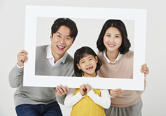 포토 JPG 스튜디오촬영 배너 여자 남자 딸 행복 어린이 가족 엄마 프레임 실내 액자틀 틀 미소 들기 누끼 소녀 상반신 성인 앞모습 캐주얼 세명 30대 화목 한국인 가족라이프 아빠 핵가족 즐거움 흰배경 국내포토 라이프스타일 옷 감정 뷰포인트 액자 백그라운드 컨셉 관계 모션 표정 사람 동양인 내부 장년 흰색 파일형식