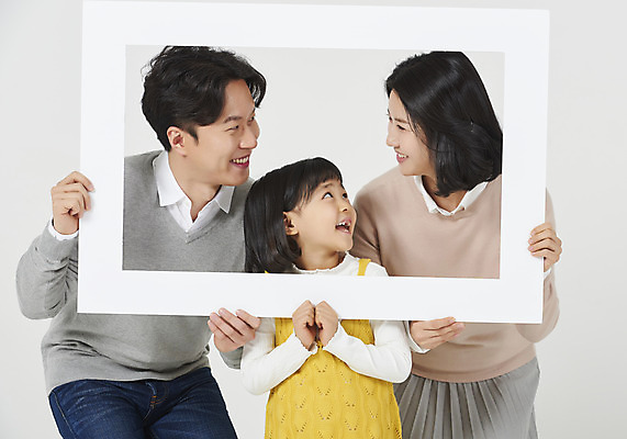포토 JPG 스튜디오촬영 배너 여자 남자 딸 행복 어린이 가족 엄마 프레임 실내 액자틀 틀 미소 들기 누끼 소녀 상반신 성인 앞모습 캐주얼 세명 30대 화목 한국인 가족라이프 아빠 핵가족 즐거움 흰배경 국내포토 라이프스타일 옷 감정 뷰포인트 액자 백그라운드 컨셉 관계 모션 표정 사람 동양인 내부 장년 흰색 파일형식