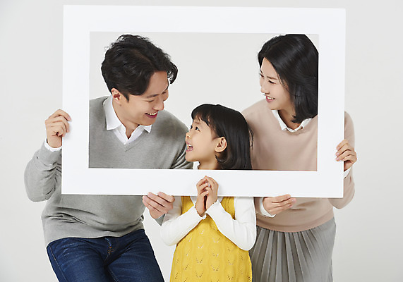 포토 JPG 스튜디오촬영 배너 여자 남자 딸 행복 어린이 가족 엄마 프레임 실내 액자틀 틀 미소 들기 누끼 소녀 상반신 성인 앞모습 캐주얼 세명 30대 화목 한국인 가족라이프 아빠 핵가족 즐거움 흰배경 국내포토 라이프스타일 옷 감정 뷰포인트 액자 백그라운드 컨셉 관계 모션 표정 사람 동양인 내부 장년 흰색 파일형식