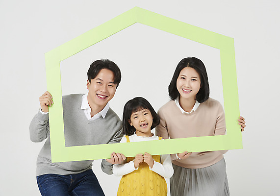 포토 JPG 스튜디오촬영 여자 남자 딸 행복 어린이 가족 엄마 부동산 실내 액자틀 서기 들기 누끼 소녀 상반신 성인 앞모습 캐주얼 세명 30대 화목 한국인 가족라이프 아빠 핵가족 즐거움 흰배경 집모양 국내포토 모양 라이프스타일 옷 감정 뷰포인트 액자 백그라운드 컨셉 관계 모션 틀 사람 동양인 내부 장년 흰색 재산 파일형식