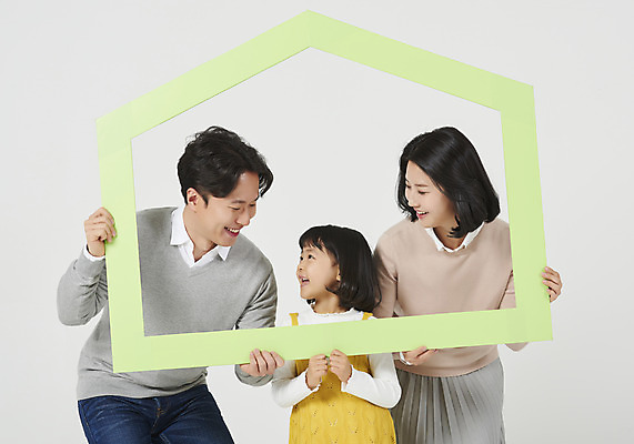 포토 JPG 스튜디오촬영 여자 남자 딸 행복 어린이 가족 엄마 부동산 실내 액자틀 서기 들기 누끼 소녀 상반신 성인 앞모습 캐주얼 세명 30대 화목 한국인 가족라이프 아빠 핵가족 즐거움 흰배경 집모양 국내포토 모양 라이프스타일 옷 감정 뷰포인트 액자 백그라운드 컨셉 관계 모션 틀 사람 동양인 내부 장년 흰색 재산 파일형식