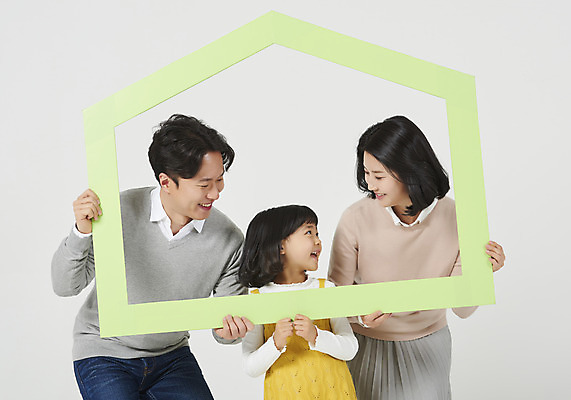 포토 JPG 스튜디오촬영 여자 남자 딸 행복 어린이 가족 엄마 부동산 실내 액자틀 서기 들기 누끼 소녀 상반신 성인 앞모습 캐주얼 세명 30대 화목 한국인 가족라이프 아빠 핵가족 즐거움 흰배경 집모양 국내포토 모양 라이프스타일 옷 감정 뷰포인트 액자 백그라운드 컨셉 관계 모션 틀 사람 동양인 내부 장년 흰색 재산 파일형식