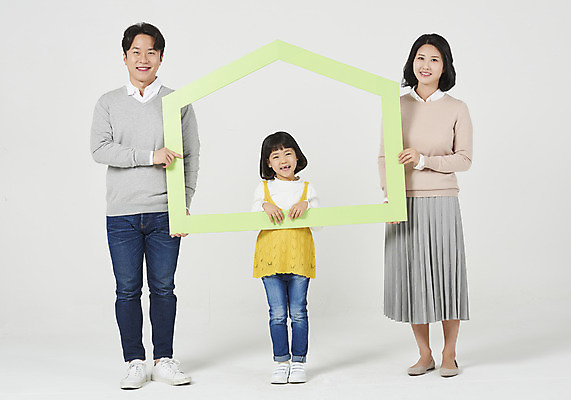 포토 JPG 스튜디오촬영 전신 여자 남자 딸 행복 어린이 가족 엄마 부동산 실내 액자틀 들기 누끼 소녀 성인 앞모습 캐주얼 세명 30대 화목 한국인 가족라이프 아빠 핵가족 즐거움 흰배경 집모양 국내포토 모양 라이프스타일 옷 감정 뷰포인트 액자 백그라운드 컨셉 관계 모션 틀 사람 동양인 내부 장년 흰색 재산 파일형식