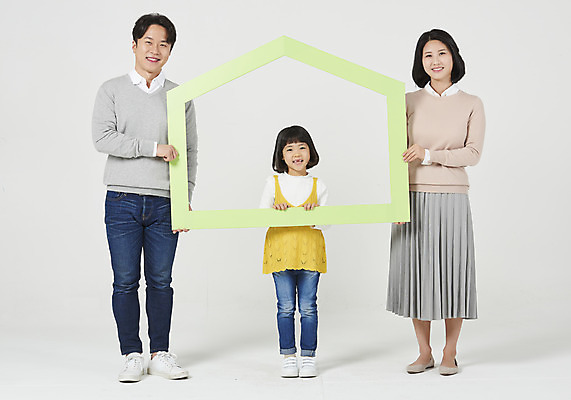 포토 JPG 스튜디오촬영 전신 여자 남자 딸 행복 어린이 가족 엄마 부동산 실내 액자틀 들기 누끼 소녀 성인 앞모습 캐주얼 세명 30대 화목 한국인 가족라이프 아빠 핵가족 즐거움 흰배경 집모양 국내포토 모양 라이프스타일 옷 감정 뷰포인트 액자 백그라운드 컨셉 관계 모션 틀 사람 동양인 내부 장년 흰색 재산 파일형식