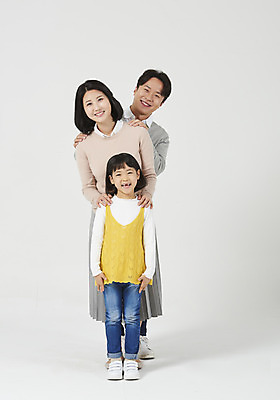 포토 JPG 스튜디오촬영 전신 여자 남자 딸 행복 어린이 가족 엄마 실내 서기 미소 누끼 소녀 성인 앞모습 캐주얼 세명 30대 화목 한국인 가족라이프 아빠 핵가족 즐거움 흰배경 어깨에손 국내포토 라이프스타일 옷 감정 뷰포인트 백그라운드 컨셉 관계 모션 표정 사람 동양인 내부 장년 흰색 파일형식