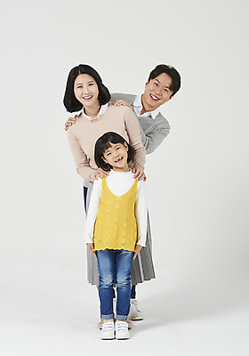 포토 JPG 스튜디오촬영 전신 여자 남자 딸 행복 어린이 가족 엄마 실내 서기 미소 누끼 소녀 성인 앞모습 캐주얼 세명 30대 화목 한국인 가족라이프 아빠 핵가족 즐거움 흰배경 어깨에손 국내포토 라이프스타일 옷 감정 뷰포인트 백그라운드 컨셉 관계 모션 표정 사람 동양인 내부 장년 흰색 파일형식
