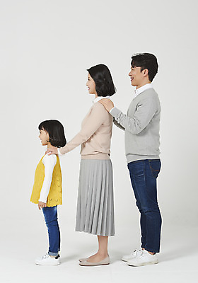 포토 JPG 스튜디오촬영 전신 여자 남자 딸 행복 어린이 가족 엄마 실내 서기 미소 누끼 소녀 성인 옆모습 캐주얼 세명 30대 화목 한국인 가족라이프 아빠 핵가족 즐거움 흰배경 어깨에손 국내포토 라이프스타일 옷 감정 뷰포인트 백그라운드 컨셉 관계 모션 표정 사람 동양인 내부 장년 흰색 파일형식