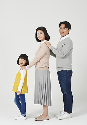 포토 JPG 스튜디오촬영 전신 여자 남자 딸 행복 어린이 가족 엄마 실내 서기 미소 누끼 소녀 성인 옆모습 캐주얼 세명 30대 화목 한국인 가족라이프 아빠 핵가족 즐거움 흰배경 어깨에손 국내포토 라이프스타일 옷 감정 뷰포인트 백그라운드 컨셉 관계 모션 표정 사람 동양인 내부 장년 흰색 파일형식