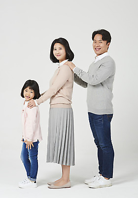 포토 JPG 스튜디오촬영 전신 여자 남자 딸 행복 어린이 가족 엄마 실내 서기 미소 누끼 소녀 성인 옆모습 캐주얼 세명 30대 화목 한국인 가족라이프 아빠 핵가족 즐거움 흰배경 어깨에손 국내포토 라이프스타일 옷 감정 뷰포인트 백그라운드 컨셉 관계 모션 표정 사람 동양인 내부 장년 흰색 파일형식