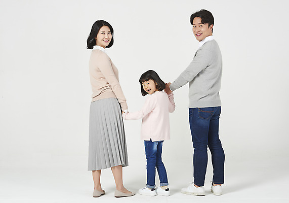 포토 JPG 스튜디오촬영 전신 여자 남자 딸 행복 어린이 가족 엄마 실내 서기 누끼 소녀 성인 뒷모습 캐주얼 세명 30대 손잡기 화목 한국인 가족라이프 뒤돌아보기 아빠 핵가족 즐거움 흰배경 국내포토 라이프스타일 옷 감정 뷰포인트 백그라운드 컨셉 관계 모션 사람 동양인 내부 장년 흰색 파일형식