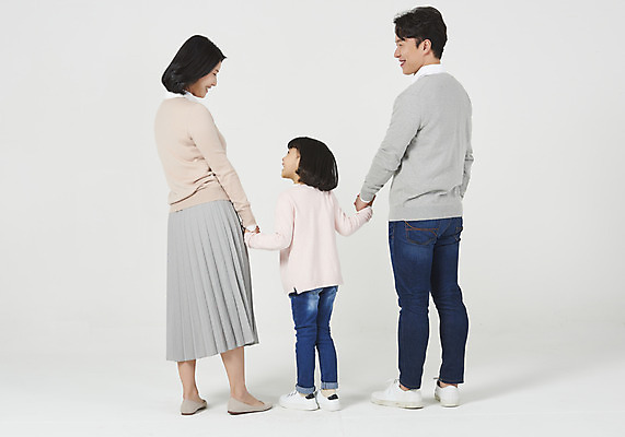 포토 JPG 스튜디오촬영 전신 여자 남자 딸 행복 어린이 가족 엄마 실내 서기 누끼 소녀 성인 뒷모습 캐주얼 세명 30대 손잡기 화목 한국인 가족라이프 아빠 핵가족 즐거움 흰배경 국내포토 라이프스타일 옷 감정 뷰포인트 백그라운드 컨셉 관계 모션 사람 동양인 내부 장년 흰색 파일형식