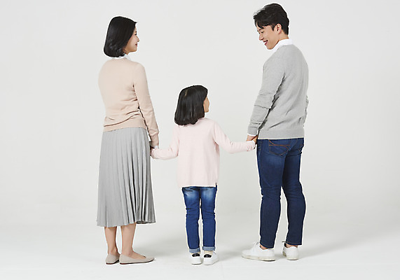 포토 JPG 스튜디오촬영 전신 여자 남자 딸 행복 어린이 가족 엄마 실내 서기 누끼 소녀 성인 뒷모습 캐주얼 세명 30대 손잡기 화목 한국인 가족라이프 아빠 핵가족 즐거움 흰배경 국내포토 라이프스타일 옷 감정 뷰포인트 백그라운드 컨셉 관계 모션 사람 동양인 내부 장년 흰색 파일형식