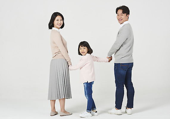 포토 JPG 스튜디오촬영 전신 여자 남자 딸 행복 어린이 가족 엄마 실내 서기 누끼 소녀 성인 뒷모습 캐주얼 세명 30대 손잡기 화목 한국인 가족라이프 뒤돌아보기 아빠 핵가족 즐거움 흰배경 국내포토 라이프스타일 옷 감정 뷰포인트 백그라운드 컨셉 관계 모션 사람 동양인 내부 장년 흰색 파일형식