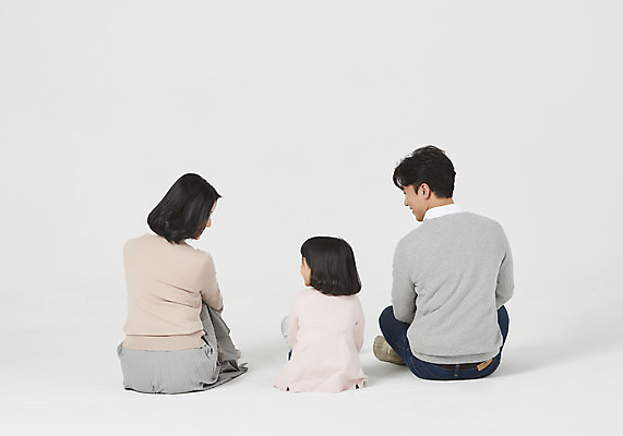 포토 JPG 스튜디오촬영 전신 여자 남자 딸 행복 어린이 가족 엄마 실내 누끼 앉기 소녀 성인 뒷모습 캐주얼 세명 30대 화목 한국인 가족라이프 아빠 핵가족 즐거움 흰배경 국내포토 라이프스타일 옷 감정 뷰포인트 백그라운드 컨셉 관계 모션 사람 동양인 내부 장년 흰색 파일형식