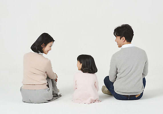 포토 JPG 스튜디오촬영 전신 여자 남자 딸 행복 어린이 가족 엄마 실내 누끼 앉기 소녀 성인 뒷모습 캐주얼 세명 30대 화목 한국인 가족라이프 아빠 핵가족 즐거움 흰배경 국내포토 라이프스타일 옷 감정 뷰포인트 백그라운드 컨셉 관계 모션 사람 동양인 내부 장년 흰색 파일형식