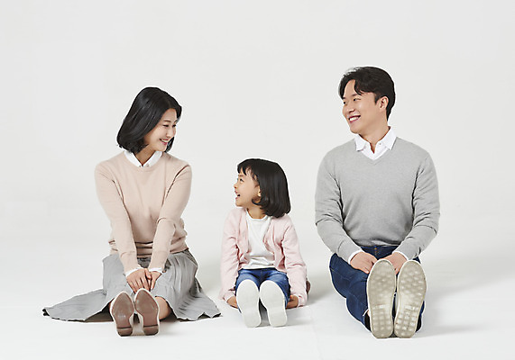 포토 JPG 스튜디오촬영 전신 여자 남자 딸 행복 어린이 가족 엄마 실내 미소 누끼 앉기 소녀 성인 앞모습 캐주얼 세명 30대 화목 한국인 가족라이프 아빠 핵가족 즐거움 흰배경 국내포토 라이프스타일 옷 감정 뷰포인트 백그라운드 컨셉 관계 모션 표정 사람 동양인 내부 장년 흰색 파일형식