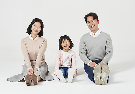 포토 JPG 스튜디오촬영 전신 여자 남자 딸 행복 어린이 가족 엄마 실내 미소 누끼 앉기 소녀 성인 앞모습 캐주얼 세명 30대 화목 한국인 가족라이프 아빠 핵가족 즐거움 흰배경 국내포토 라이프스타일 옷 감정 뷰포인트 백그라운드 컨셉 관계 모션 표정 사람 동양인 내부 장년 흰색 파일형식