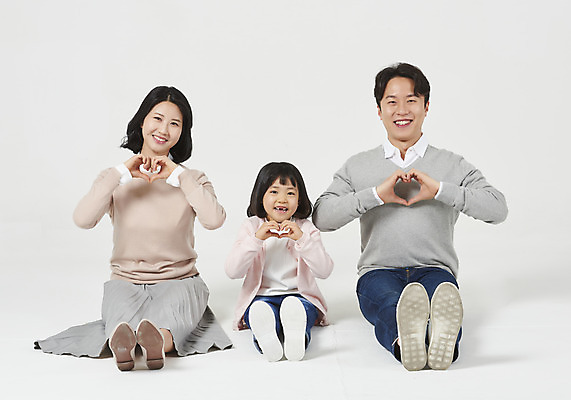 포토 JPG 스튜디오촬영 전신 여자 남자 딸 행복 어린이 가족 엄마 실내 미소 누끼 앉기 소녀 성인 앞모습 캐주얼 세명 30대 화목 한국인 가족라이프 아빠 핵가족 즐거움 흰배경 손하트 국내포토 라이프스타일 옷 감정 뷰포인트 백그라운드 컨셉 관계 모션 표정 사람 동양인 손짓 내부 장년 흰색 파일형식
