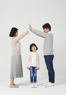 포토 JPG 스튜디오촬영 전신 여자 남자 딸 행복 어린이 가족 엄마 부동산 실내 서기 미소 누끼 소녀 성인 앞모습 옆모습 캐주얼 세명 30대 손잡기 화목 한국인 가족라이프 아빠 핵가족 즐거움 흰배경 집모양 국내포토 모양 라이프스타일 옷 감정 뷰포인트 백그라운드 컨셉 관계 모션 표정 사람 동양인 내부 장년 흰색 재산 파일형식