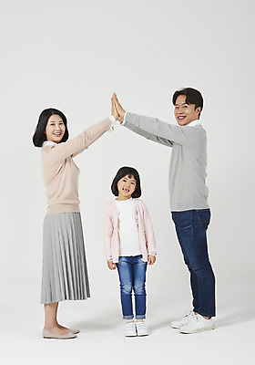 포토 JPG 스튜디오촬영 전신 여자 남자 딸 행복 어린이 가족 엄마 부동산 실내 서기 미소 누끼 소녀 성인 앞모습 옆모습 캐주얼 세명 30대 손잡기 화목 한국인 가족라이프 아빠 핵가족 즐거움 흰배경 집모양 국내포토 모양 라이프스타일 옷 감정 뷰포인트 백그라운드 컨셉 관계 모션 표정 사람 동양인 내부 장년 흰색 재산 파일형식