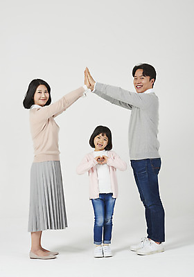 포토 JPG 스튜디오촬영 전신 여자 남자 딸 행복 어린이 가족 엄마 부동산 실내 서기 미소 누끼 소녀 성인 앞모습 옆모습 캐주얼 세명 30대 손잡기 화목 한국인 가족라이프 아빠 핵가족 즐거움 흰배경 손하트 집모양 국내포토 모양 라이프스타일 옷 감정 뷰포인트 백그라운드 컨셉 관계 모션 표정 사람 동양인 손짓 내부 장년 흰색 재산 파일형식