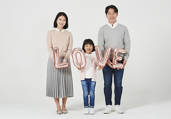 포토 JPG 스튜디오촬영 전신 여자 남자 딸 행복 어린이 가족 엄마 실내 사랑 서기 미소 들기 누끼 소녀 성인 앞모습 캐주얼 세명 30대 화목 한국인 가족라이프 아빠 핵가족 즐거움 흰배경 풍선 국내포토 라이프스타일 옷 감정 뷰포인트 백그라운드 컨셉 관계 모션 표정 사람 동양인 내부 장년 흰색 파일형식