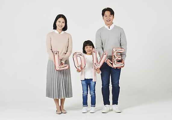 포토 JPG 스튜디오촬영 전신 여자 남자 딸 행복 어린이 가족 엄마 실내 사랑 서기 미소 들기 누끼 소녀 성인 앞모습 캐주얼 세명 30대 화목 한국인 가족라이프 아빠 핵가족 즐거움 흰배경 풍선 국내포토 라이프스타일 옷 감정 뷰포인트 백그라운드 컨셉 관계 모션 표정 사람 동양인 내부 장년 흰색 파일형식