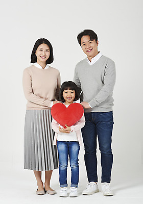 포토 JPG 스튜디오촬영 전신 여자 남자 딸 행복 어린이 가족 엄마 실내 사랑 서기 미소 들기 누끼 소녀 성인 앞모습 캐주얼 세명 30대 화목 한국인 하트 가족라이프 아빠 핵가족 즐거움 흰배경 하트쿠션 국내포토 모양 라이프스타일 옷 감정 뷰포인트 백그라운드 컨셉 쿠션 관계 모션 표정 사람 동양인 내부 장년 흰색 파일형식