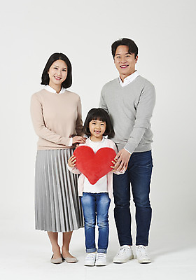 포토 JPG 스튜디오촬영 전신 여자 남자 딸 행복 어린이 가족 엄마 실내 사랑 서기 미소 들기 누끼 소녀 성인 앞모습 캐주얼 세명 30대 화목 한국인 하트 가족라이프 아빠 핵가족 즐거움 흰배경 하트쿠션 국내포토 모양 라이프스타일 옷 감정 뷰포인트 백그라운드 컨셉 쿠션 관계 모션 표정 사람 동양인 내부 장년 흰색 파일형식