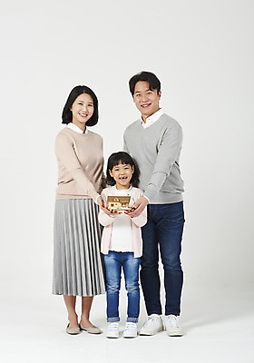 포토 JPG 스튜디오촬영 전신 여자 남자 딸 행복 어린이 가족 엄마 부동산 실내 서기 미소 들기 누끼 소녀 성인 앞모습 캐주얼 세명 30대 화목 한국인 가족라이프 아빠 핵가족 즐거움 흰배경 집모양 국내포토 모양 라이프스타일 옷 감정 뷰포인트 백그라운드 컨셉 관계 모션 표정 사람 동양인 내부 장년 흰색 재산 파일형식