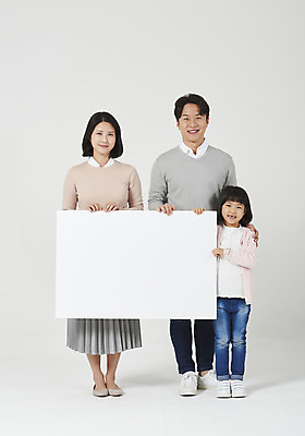 포토 JPG 스튜디오촬영 전신 배너 여자 남자 딸 행복 어린이 가족 엄마 사각프레임 실내 미소 들기 누끼 소녀 성인 앞모습 캐주얼 세명 30대 화목 한국인 가족라이프 아빠 핵가족 즐거움 흰배경 국내포토 라이프스타일 옷 감정 뷰포인트 백그라운드 컨셉 관계 모션 프레임 표정 사람 동양인 내부 장년 사각형 흰색 파일형식